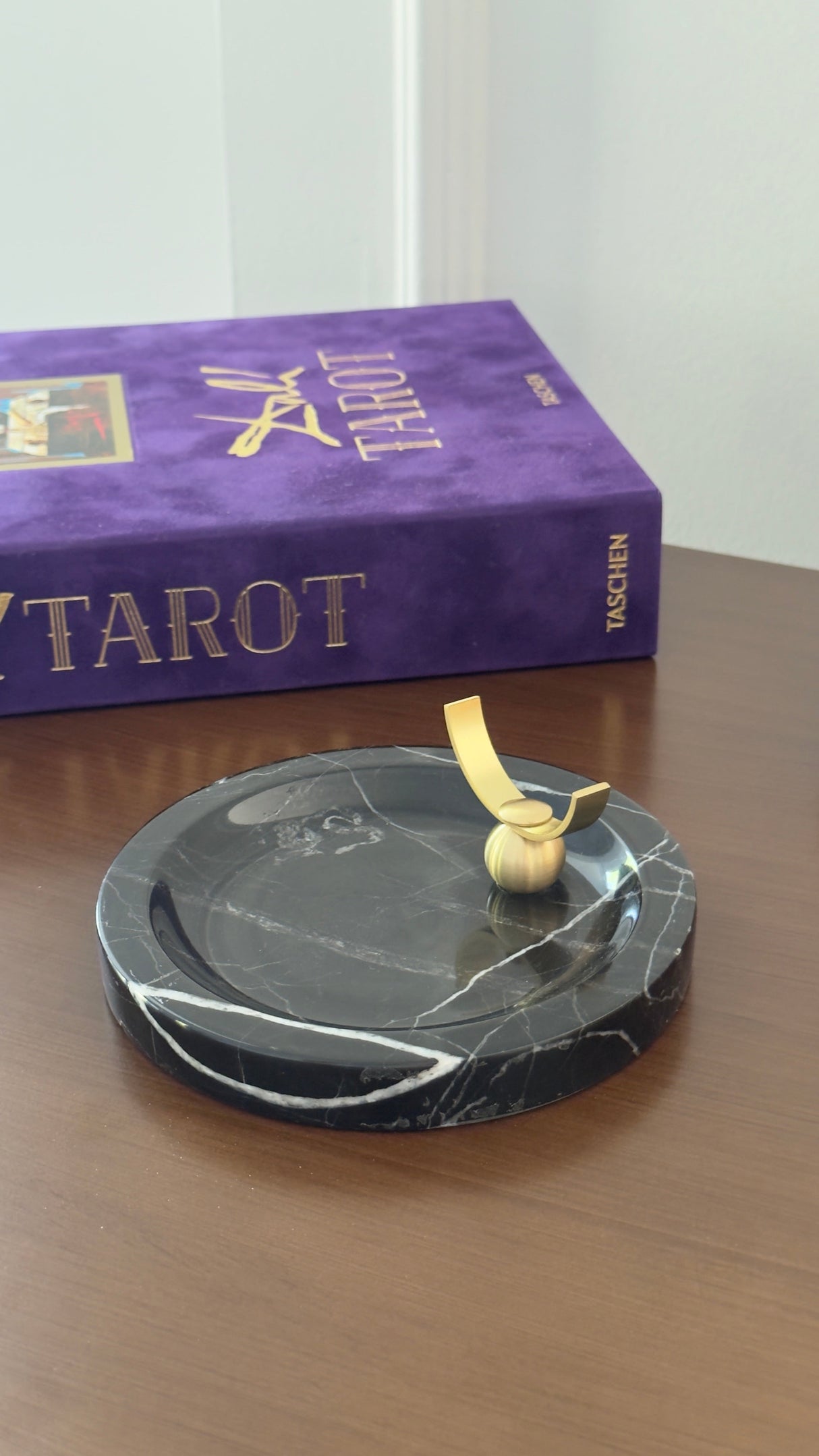 Healing Mermer Tütsülük, Tarot kitabı önünde siyah mermer dekor - Chappal